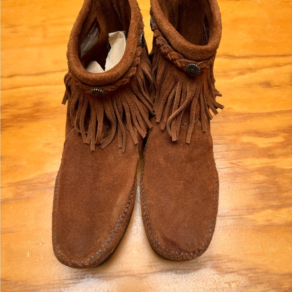 Minnetonka Ankle Moccasins Size 9 Womens Suede Leather Fringed Studs Zip Up Back - Picture 7 of 14